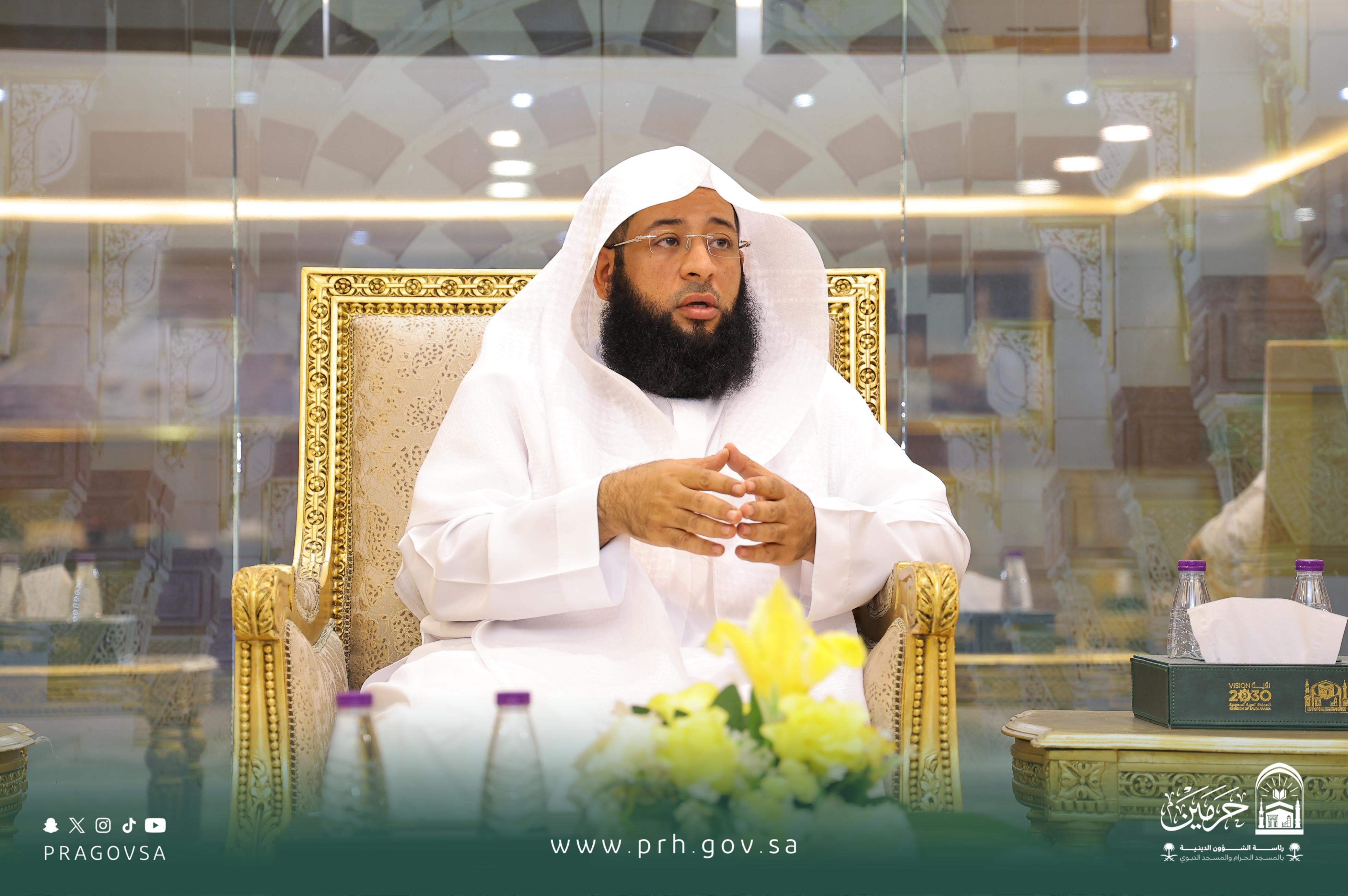 فضيلةُ الشيخ بدر التركي، إمامُ المسجد الحرام، يلتقي منسوبي الشؤونِ الدعويةِ والإرشاديةِ استعدادًا لموسمِ الحج